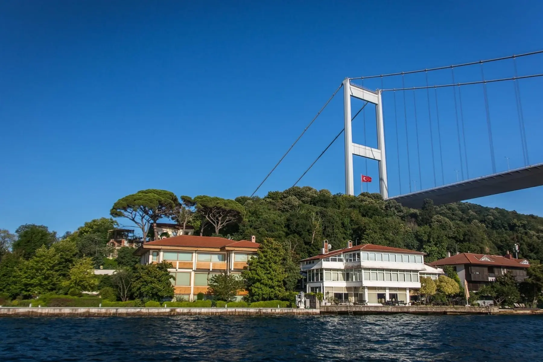  10:00 – Cruise Along the Bosphorus