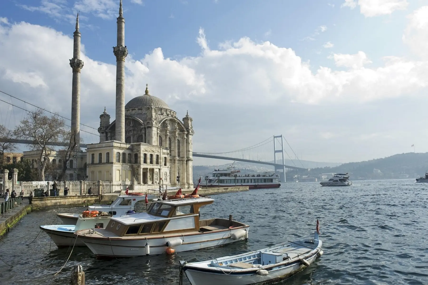Istanbul: Dinner and Live Entertainment During a Bosphorus Cruise